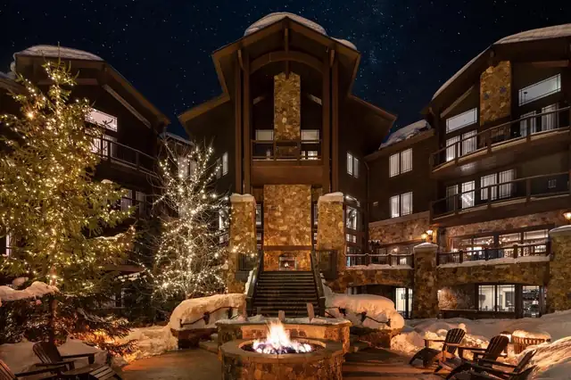 Waldorf Astoria Park City, edificio di più piani con facciata in pietra e balconi