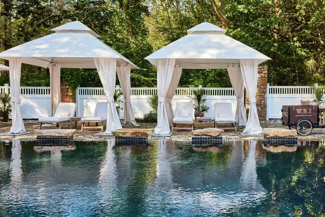 White Barn Inn a Kennebunkport, piscina con due gazebo bianchi e lettini